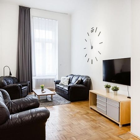 Elegant Apartment In Super Central Location Budapest Esterno foto