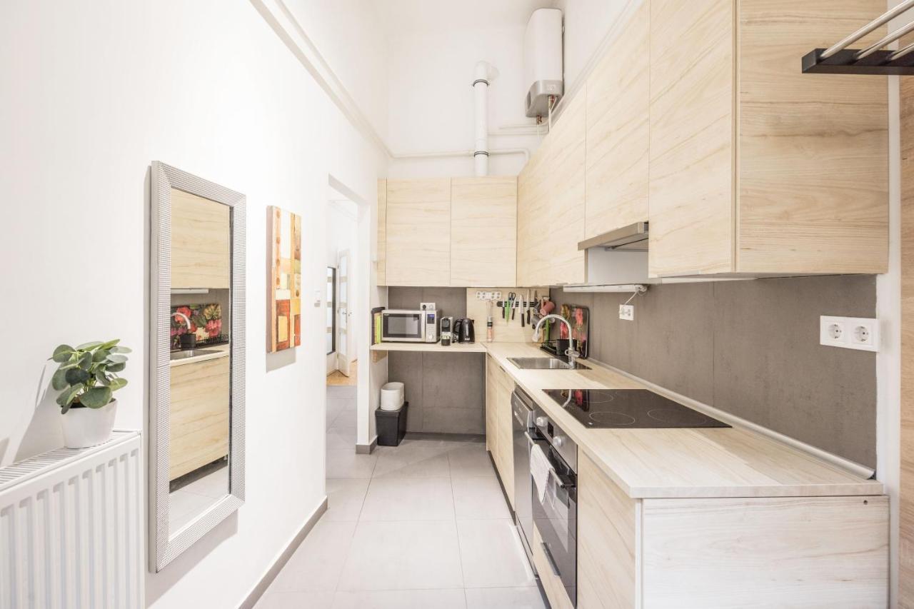Elegant Apartment In Super Central Location Budapest Esterno foto