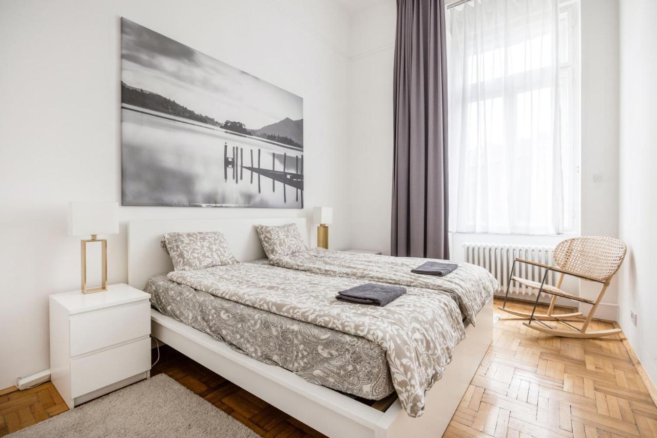 Elegant Apartment In Super Central Location Budapest Esterno foto