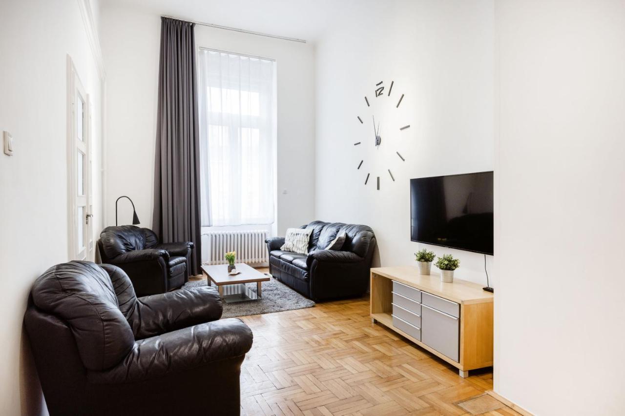 Elegant Apartment In Super Central Location Budapest Esterno foto