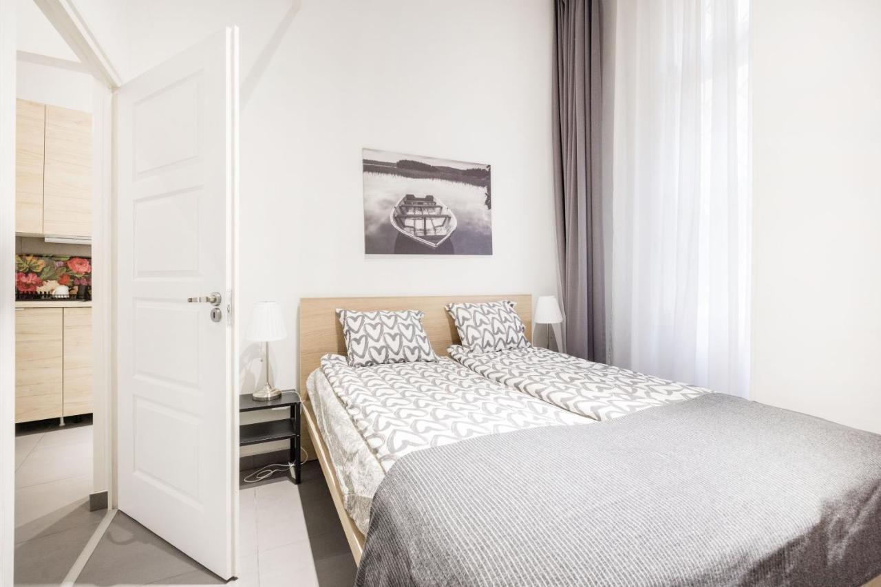 Elegant Apartment In Super Central Location Budapest Esterno foto