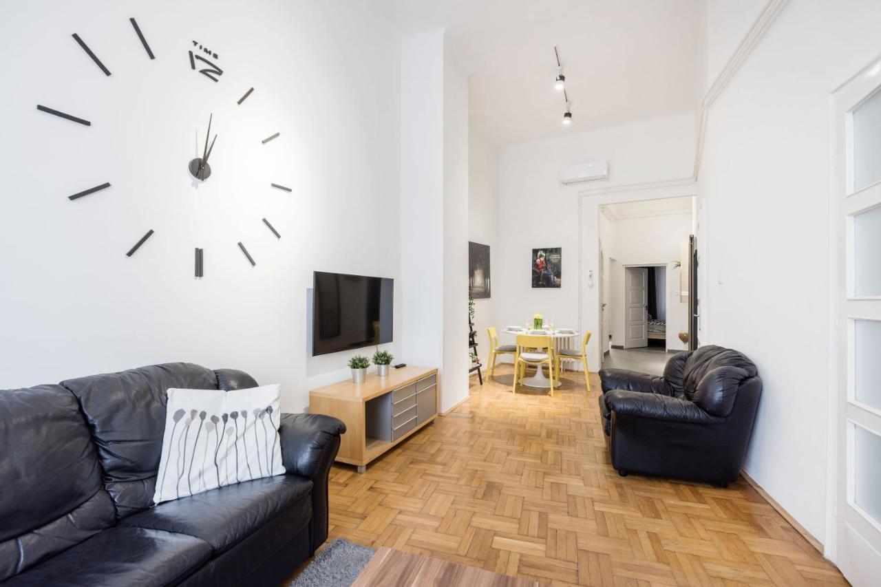 Elegant Apartment In Super Central Location Budapest Esterno foto