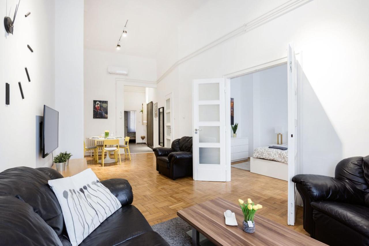 Elegant Apartment In Super Central Location Budapest Esterno foto