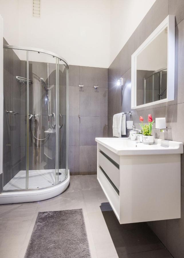 Elegant Apartment In Super Central Location Budapest Esterno foto