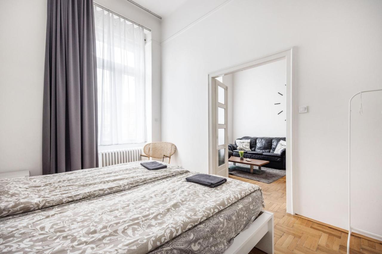 Elegant Apartment In Super Central Location Budapest Esterno foto