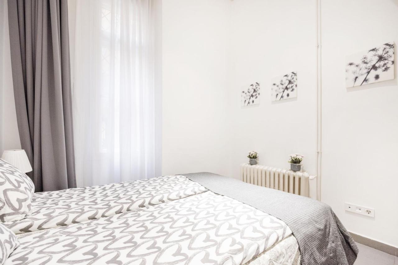Elegant Apartment In Super Central Location Budapest Esterno foto