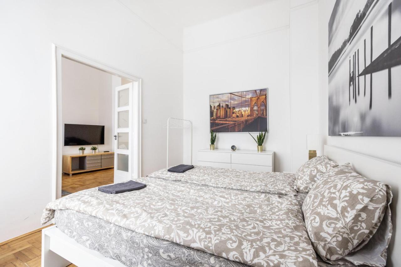 Elegant Apartment In Super Central Location Budapest Esterno foto